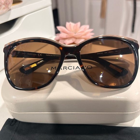 Marciano Brown Sunglasses
Style: GM0745
With hard case
Like NEW - Picture 2 of 8